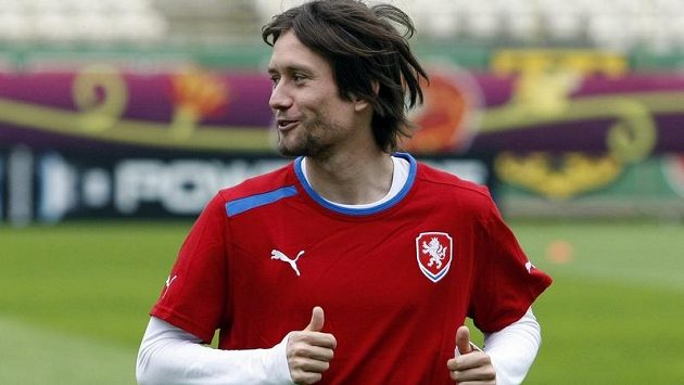 Reprezentační kapitán Tomáš Rosický se po zranění zase vrací do národního týmu. Reprezentační kapitán Tomáš Rosický se po zranění zase vrací do národního týmu.