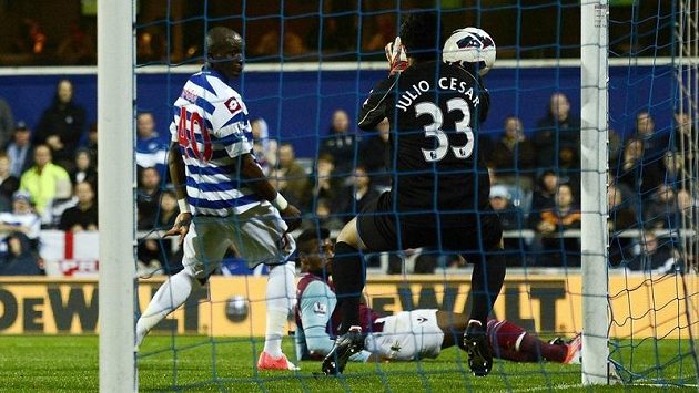 Fotbalista West Hamu United Ricardo Vaz Te střílí gól brankáři Queens Park Rangers Juliovi Cesarovi. Fotbalista West Hamu United Ricardo Vaz Te střílí gól brankáři Queens Park Rangers Juliovi Cesarovi.