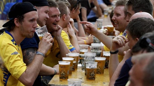 Švédští fanoušci popíjejí pivo Švédští fanoušci popíjejí pivo