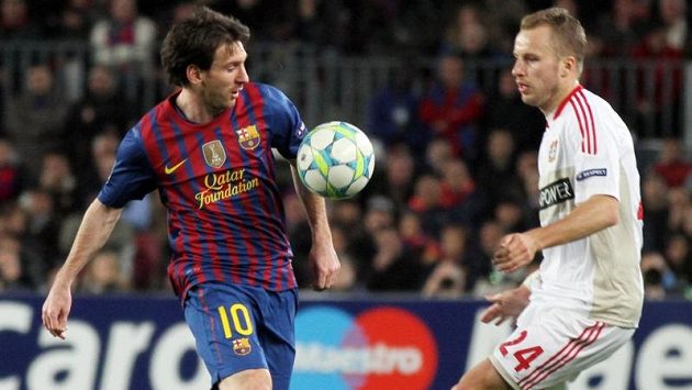 Setkání s mimozemšťanem... Michal Kadlec (vpravo) zkouší uhlídat Lionela Messiho. Setkání s mimozemšťanem... Michal Kadlec (vpravo) zkouší uhlídat Lionela Messiho.