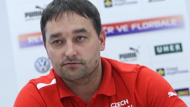 Trenér českých florbalistů Tomáš Trnavský na tiskové konferenci před odletem národního týmu na mistrovství světa do Švýcarska. Trenér českých florbalistů Tomáš Trnavský na tiskové konferenci před odletem národního týmu na mistrovství světa do Švýcarska.
