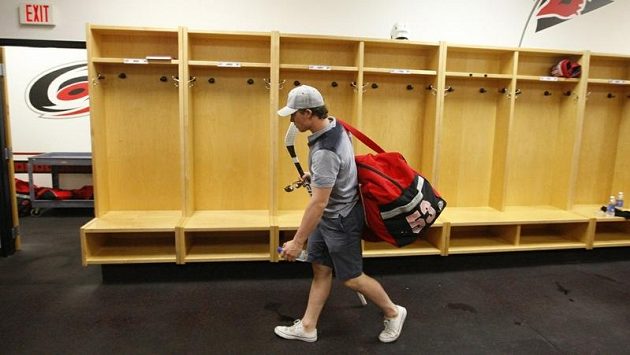 Tak na shledanou. Brzy? Jeff Skinner opouští kabinu Caroliny při vyhlášení výluky v NHL Tak na shledanou. Brzy? Jeff Skinner opouští kabinu Caroliny při vyhlášení výluky v NHL