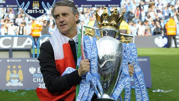 Roberto Mancini, trenér fotbalistů Manchesteru City, s pohárem pro vítěze Premier League Roberto Mancini, trenér fotbalistů Manchesteru City, s pohárem pro vítěze Premier League