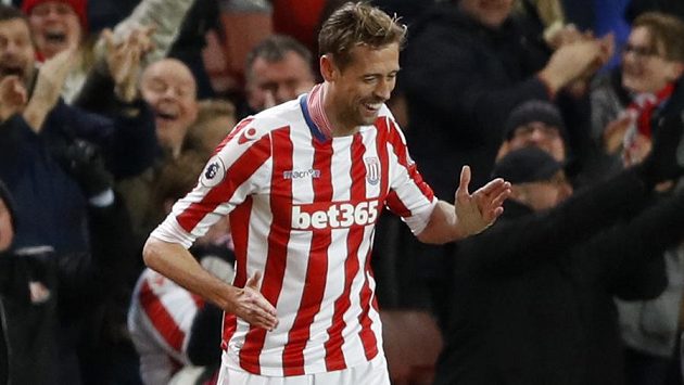 Útočník Stoke Peter Crouch vstřelil stý gól v Premier League. Trefil se do sítě Evertonu a na hřišti tancoval jako robot. Útočník Stoke Peter Crouch vstřelil stý gól v Premier League. Trefil se do sítě Evertonu a na hřišti tancoval jako robot.