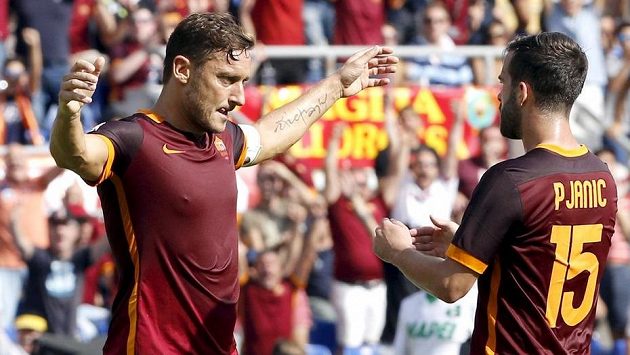 Francesco Totti (vlevo) a Miralem Pjanič. Francesco Totti (vlevo) a Miralem Pjanič.