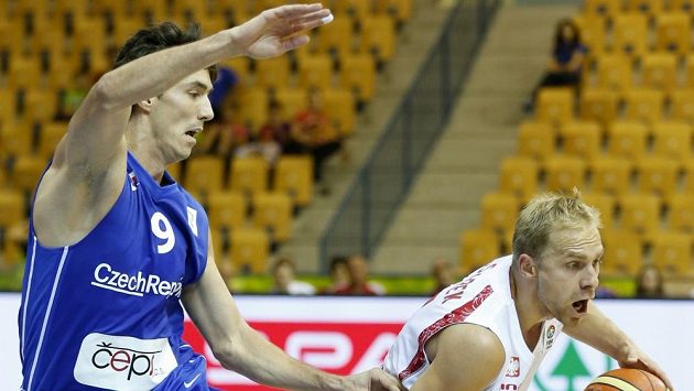 Český basketbalista Jiří Welsch (vlevo) se snaží ubránit Poláka Lukasze Koszareka na mistrovství Evropy ve Slovinsku. Český basketbalista Jiří Welsch (vlevo) se snaží ubránit Poláka Lukasze Koszareka na mistrovství Evropy ve Slovinsku.