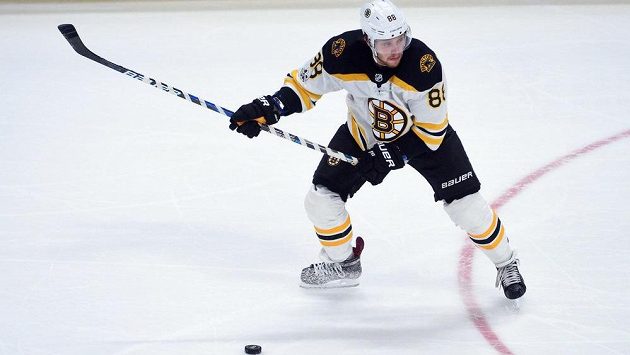 Bostonský David Pastrňák (88) napřahuje ke střele v utkání NHL proti Detroitu. Bostonský David Pastrňák (88) napřahuje ke střele v utkání NHL proti Detroitu.