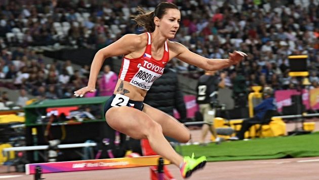 Denisa Rosolová v rozběhu čtvrtky překážek na mistrovství světa v Londýně. Denisa Rosolová v rozběhu čtvrtky překážek na mistrovství světa v Londýně.