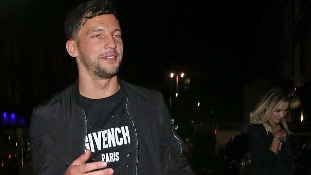 Danny Drinkwater na ilustračním snímku, kdy byl podobně jako jeho spoluhráči z Chelsea zachycen při odchodu z londýnského nočního podniku. Danny Drinkwater na ilustračním snímku, kdy byl podobně jako jeho spoluhráči z Chelsea zachycen při odchodu z londýnského nočního podniku.