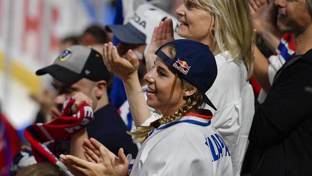 Ester Ledecká fandila českému týmu při utkání s Rakouskem. Ester Ledecká fandila českému týmu při utkání s Rakouskem.