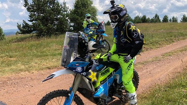 Český freestyle motokrosař Libor Podmol má za sebou první oficiální trénink na Dakarskou rallye. Má za sebou několik pádů, srážce s krávou či traktorem ale unikl. Český freestyle motokrosař Libor Podmol má za sebou první oficiální trénink na Dakarskou rallye. Má za sebou několik pádů, srážce s krávou či traktorem ale unikl.