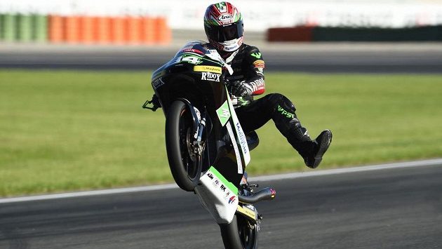 Český motocyklový závodník Jakub Kornfeil oslavuje své druhé letošní umístění na pódiu. Český motocyklový závodník Jakub Kornfeil oslavuje své druhé letošní umístění na pódiu.