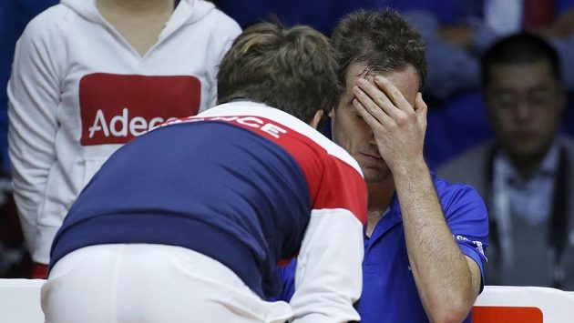Francouzský kapitán Arnaud Clement (marně) povzbuzuje Richarda Gasqueta v duelu proti Rogeru Federerovi. Francouzský kapitán Arnaud Clement (marně) povzbuzuje Richarda Gasqueta v duelu proti Rogeru Federerovi.