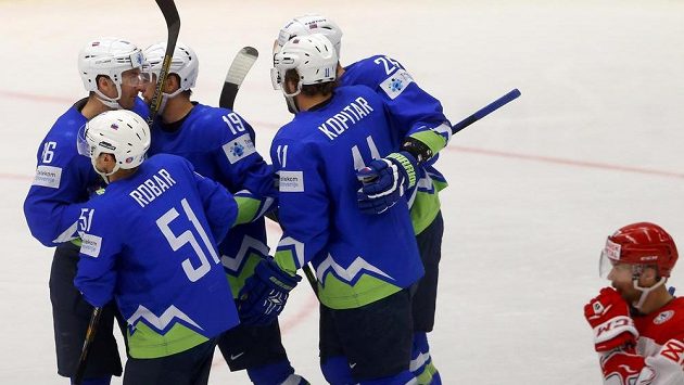 Slovinští hokejisté slaví gól proti Dánsku. Slovinští hokejisté slaví gól proti Dánsku.