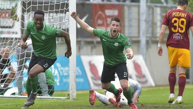 Zleva autor gólu Ibrahim Keita z Příbrami a Radek Voltr se radují z vyrovnání na 1:1, vpravo je Jakub Podaný z Dukly. Zleva autor gólu Ibrahim Keita z Příbrami a Radek Voltr se radují z vyrovnání na 1:1, vpravo je Jakub Podaný z Dukly.