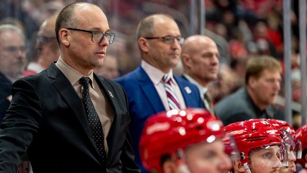 Trenér Jeff Blashill (vlevo) na střídačce Detroitu. Trenér Jeff Blashill (vlevo) na střídačce Detroitu.