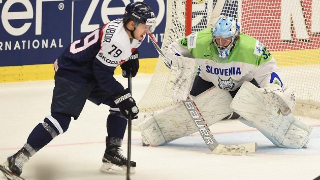 Slovenský hokejista Libor Hudáček se snaží překonat slovinského gólmana Roberta Kristana. Slovenský hokejista Libor Hudáček se snaží překonat slovinského gólmana Roberta Kristana.
