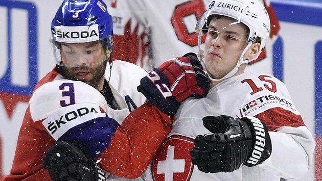 Český obránce Radko Gudas (vlevo) v souboji s Gregorym Hofmannem ze Švýcarska v utkání základní skupiny MS. Český obránce Radko Gudas (vlevo) v souboji s Gregorym Hofmannem ze Švýcarska v utkání základní skupiny MS.