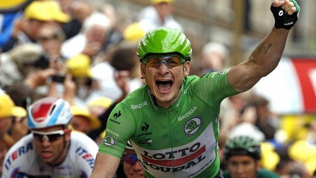 Německý cyklista André Greipel oslavuje v cíli 5. etapy Tour de France svůj triumf. Německý cyklista André Greipel oslavuje v cíli 5. etapy Tour de France svůj triumf.