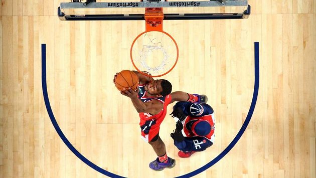 John Wall z Washingtonu Wizards dává koš při dovednostních soutěžích před Utkáním hvězd NBA. John Wall z Washingtonu Wizards dává koš při dovednostních soutěžích před Utkáním hvězd NBA.