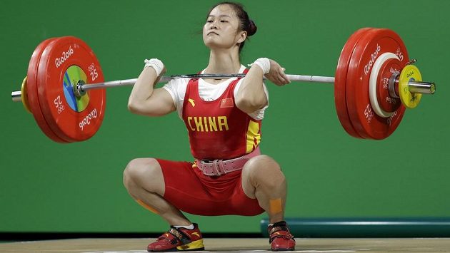 Čínská vzpěračka Teng Wej získala v Riu de Janeiro olympijské zlato ve váhové kategorii do 63 kg ve světovém rekordu. Čínská vzpěračka Teng Wej získala v Riu de Janeiro olympijské zlato ve váhové kategorii do 63 kg ve světovém rekordu.