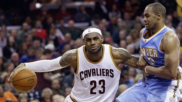 LeBrona Jamese z Clevelandu (vlevo) brání Arron Afflalo z Denveru. LeBrona Jamese z Clevelandu (vlevo) brání Arron Afflalo z Denveru.