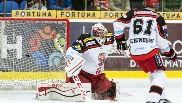 Brankář Ondřej Kacetl z Hradce Králové dostává gól, vpravo je Roman Kukumberg. Brankář Ondřej Kacetl z Hradce Králové dostává gól, vpravo je Roman Kukumberg.