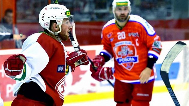 Hokejový útočník pražské Slavie Tomáš Šmerha putuje na střídavý start do extraligového Kladna. Hokejový útočník pražské Slavie Tomáš Šmerha putuje na střídavý start do extraligového Kladna.