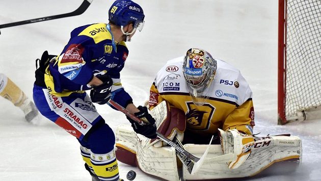 Zleva Pavel Klhůfek ze Zlína zakončuje akci v utkání 18.kola extraligy. Zasahuje brankář Jihlavy Jakub Škarek. Zleva Pavel Klhůfek ze Zlína zakončuje akci v utkání 18.kola extraligy. Zasahuje brankář Jihlavy Jakub Škarek.