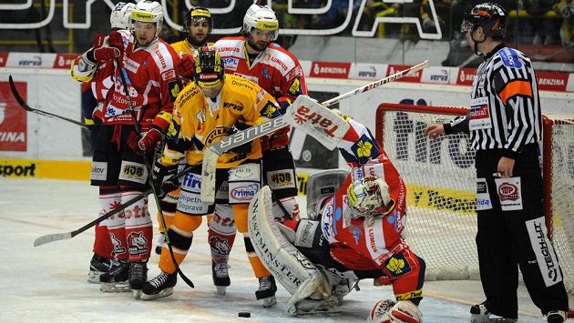 Dramatická situace před pardubickým brankářem Robertem Kristanem (vpravo), uprostřed litvínovský Jakub Petružálek mezi hráči Pardubic. Dramatická situace před pardubickým brankářem Robertem Kristanem (vpravo), uprostřed litvínovský Jakub Petružálek mezi hráči Pardubic.