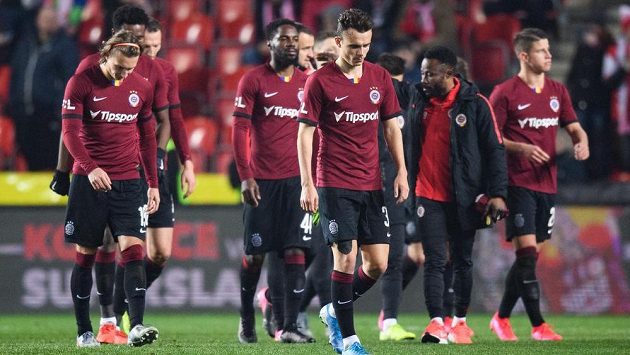 Vrátí se fotbal na ligové stadiony? Zásadní otázka, na kterou odpoví úterní Ligové grémium. Vrátí se fotbal na ligové stadiony? Zásadní otázka, na kterou odpoví úterní Ligové grémium.