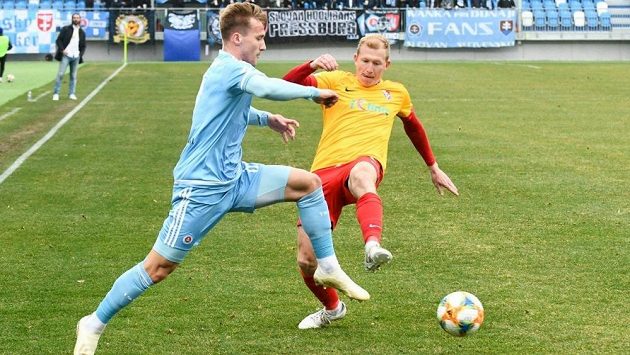 Jurij Medveděv v dresu Slovanu Bratislava (vlevo) bojuje o míč s Tomášem Huckem ze Seredi v 1. kole mistrovské nadstavby slovenské Fortuna ligy. Jurij Medveděv v dresu Slovanu Bratislava (vlevo) bojuje o míč s Tomášem Huckem ze Seredi v 1. kole mistrovské nadstavby slovenské Fortuna ligy.