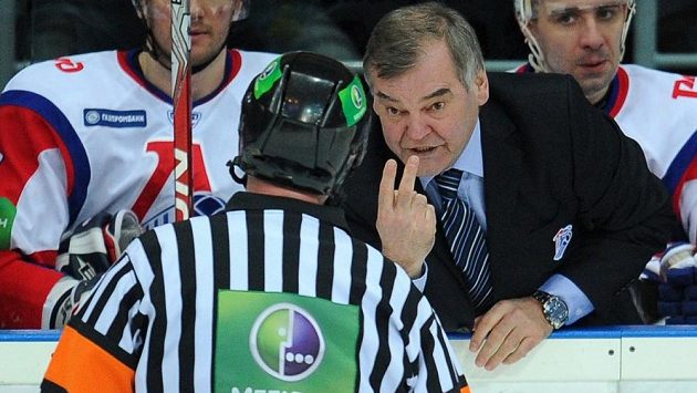 Vladimír Vůjtek v březnu 2011 na střídačce Jaroslavle. O půl roku později, kdy už u mužstva nebyl, s hokejisty Lokomotivu tragicky spadlo letadlo. Vladimír Vůjtek v březnu 2011 na střídačce Jaroslavle. O půl roku později, kdy už u mužstva nebyl, s hokejisty Lokomotivu tragicky spadlo letadlo.