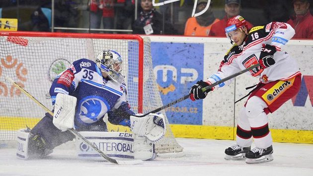 Hradecký útočník Roman Kukumberg před plzeňským brankářem Matějem Machovským. Hradecký útočník Roman Kukumberg před plzeňským brankářem Matějem Machovským.