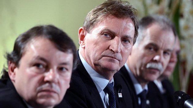 Zleva Tomáš Král, trenér Alois Hadamczik a generální manažer Českého svazu ledního hokeje Slavomír Lener vystoupili v Praze na tiskové konferenci k nominaci české hokejové reprezentace na olympijské hry v Soči. Zleva Tomáš Král, trenér Alois Hadamczik a generální manažer Českého svazu ledního hokeje Slavomír Lener vystoupili v Praze na tiskové konferenci k nominaci české hokejové reprezentace na olympijské hry v Soči.