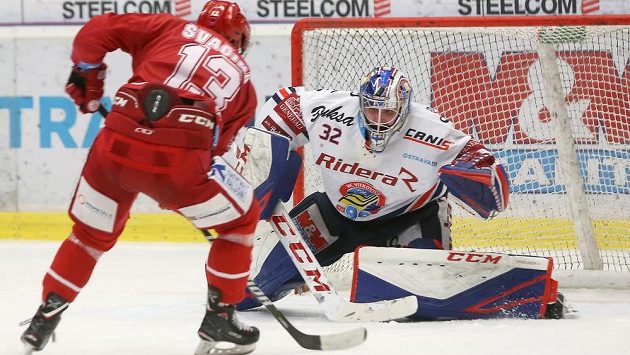 Vítkovický brankář Patrik Bartošák likviduje šanci třineckého Vladimíra Svačina. Vítkovický brankář Patrik Bartošák likviduje šanci třineckého Vladimíra Svačina.