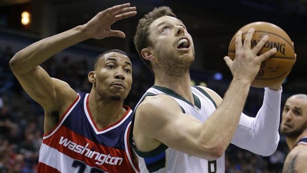 Matthew Dellavedova (v bílém) z Milwaukee se chystá vystřelit, zabránit mu v tom se snaží Otto Porter jr. z Washingtonu. Matthew Dellavedova (v bílém) z Milwaukee se chystá vystřelit, zabránit mu v tom se snaží Otto Porter jr. z Washingtonu.