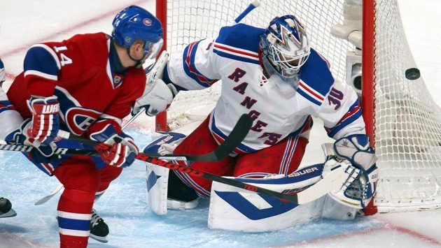 Tomáš Plekanec (14) ani tentokrát na brankáře Rangers Henrika Lundqvista nevyzrál. Tomáš Plekanec (14) ani tentokrát na brankáře Rangers Henrika Lundqvista nevyzrál.