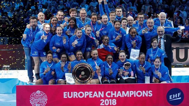 Francouzské házenkářky slaví, získaly titul evropských šampionek, porazily ve finále Rusky. Francouzské házenkářky slaví, získaly titul evropských šampionek, porazily ve finále Rusky.