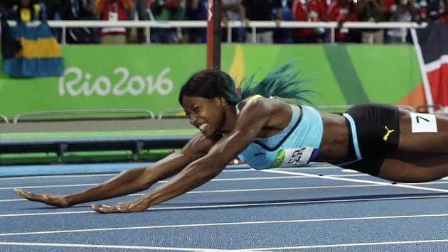 Bahamka Shaunae Millerová do cíle finálového běhu na 400 metrů skočila rybičku. Bahamka Shaunae Millerová do cíle finálového běhu na 400 metrů skočila rybičku.
