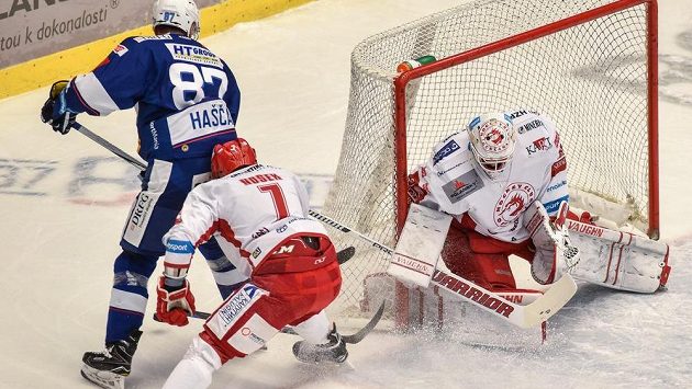 Třinecký brankář Šimon Hrubec likviduje s přispěním obránce Davida Noska akci brněnského Marcela Haščáka. Třinecký brankář Šimon Hrubec likviduje s přispěním obránce Davida Noska akci brněnského Marcela Haščáka.