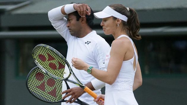 Leandro Paes na snímku s Martinou Hingisovou na snímku z letošního Wimbledonu. Leandro Paes na snímku s Martinou Hingisovou na snímku z letošního Wimbledonu.