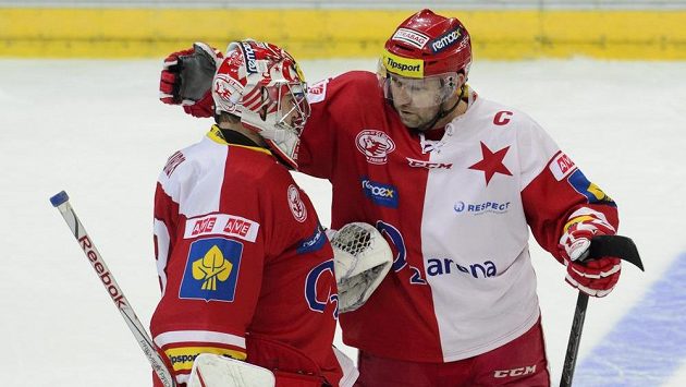 Autor vítězného nájezdu Jaroslav Bednář ze Slavie s brankářem Dominikem Furchem po výhře nad Vítkovicemi. Autor vítězného nájezdu Jaroslav Bednář ze Slavie s brankářem Dominikem Furchem po výhře nad Vítkovicemi.
