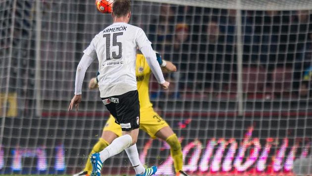 Plzeňský útočník Michael Krmenčík střílí gól na 3:0 v utkání se Spartou. Plzeňský útočník Michael Krmenčík střílí gól na 3:0 v utkání se Spartou.