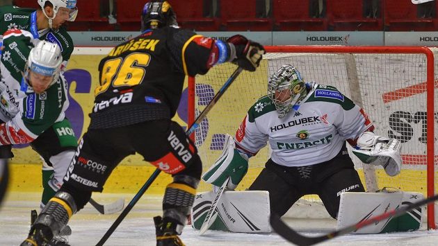 Útočník Litvínova Richard Jarůšek a brankář Karlových Varů Filip Novotný v akci během utkání extraligy. Útočník Litvínova Richard Jarůšek a brankář Karlových Varů Filip Novotný v akci během utkání extraligy.
