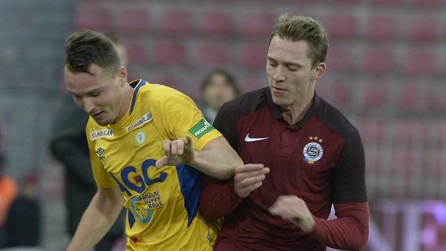 Lukáš Juliš ze Sparty (vpravo) a Michal Jeřábek z Teplic. Lukáš Juliš ze Sparty (vpravo) a Michal Jeřábek z Teplic.
