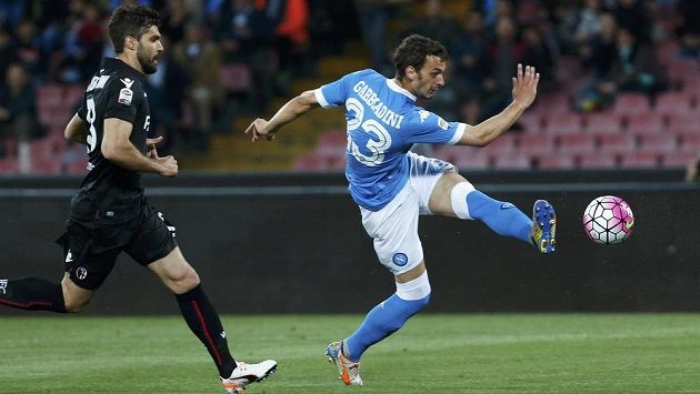 Manolo Gabbiadini z Neapole střílí gól v ligovou utkání s Boloňou. Manolo Gabbiadini z Neapole střílí gól v ligovou utkání s Boloňou.