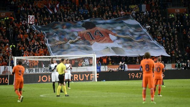 Nizozemští fotbalisté i fanoušci se v páteční přípravě proti Francii rozloučili se zesnulým Johanem Cruyffem. Nizozemští fotbalisté i fanoušci se v páteční přípravě proti Francii rozloučili se zesnulým Johanem Cruyffem.