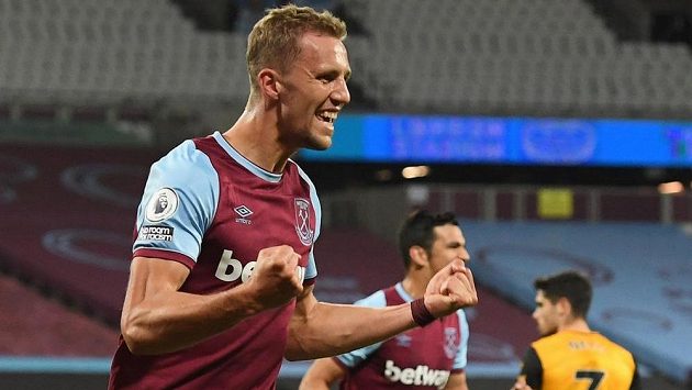 Tomáš Souček se raduje poté, co dal West Ham v ligovém utkání proti Wolverhamptonu třetí gól. Tomáš Souček se raduje poté, co dal West Ham v ligovém utkání proti Wolverhamptonu třetí gól.