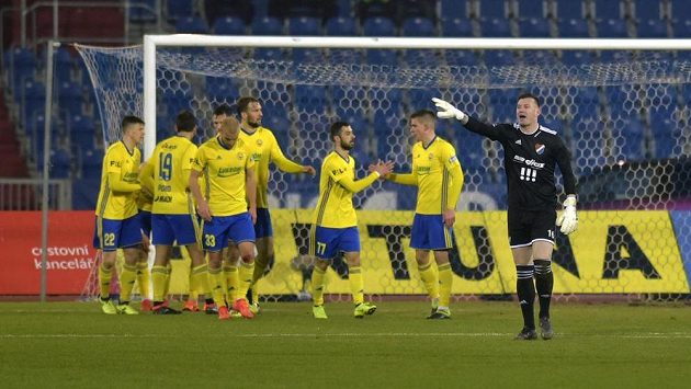 Hráči Zlína se radují z gólu proti Baníku, vpravo je brankář Baníku Jan Laštůvka. Hráči Zlína se radují z gólu proti Baníku, vpravo je brankář Baníku Jan Laštůvka.